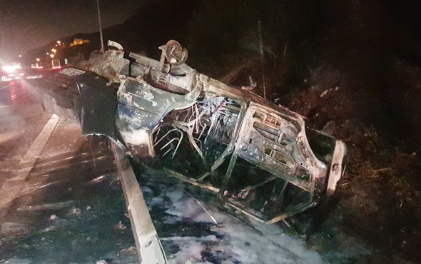 Körfez ilçesinde otoyolda devrilen otomobil alev aldı