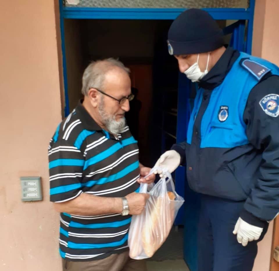 Körfez Zabıtası’ndan yaşlılara tam destek 