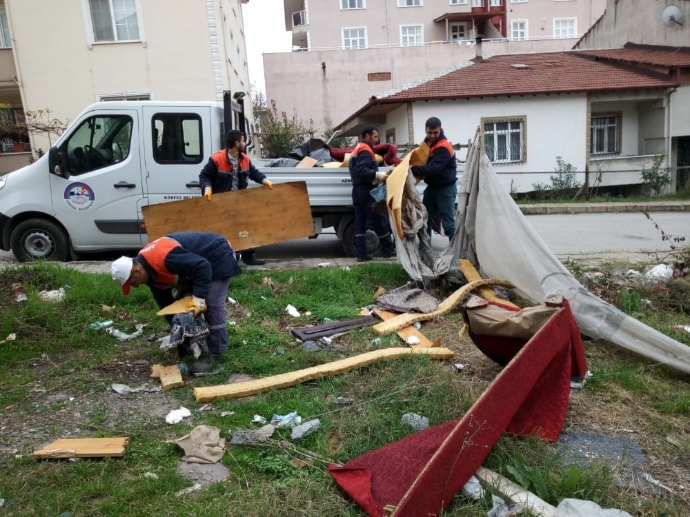 Körfez’de atık malzemeler toplanıyor 