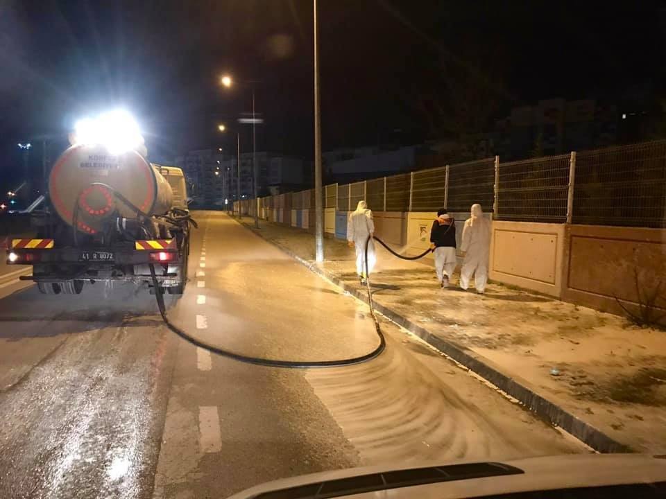 Körfez’de cadde ve sokaklar sabunlu suyla yıkanıyor 