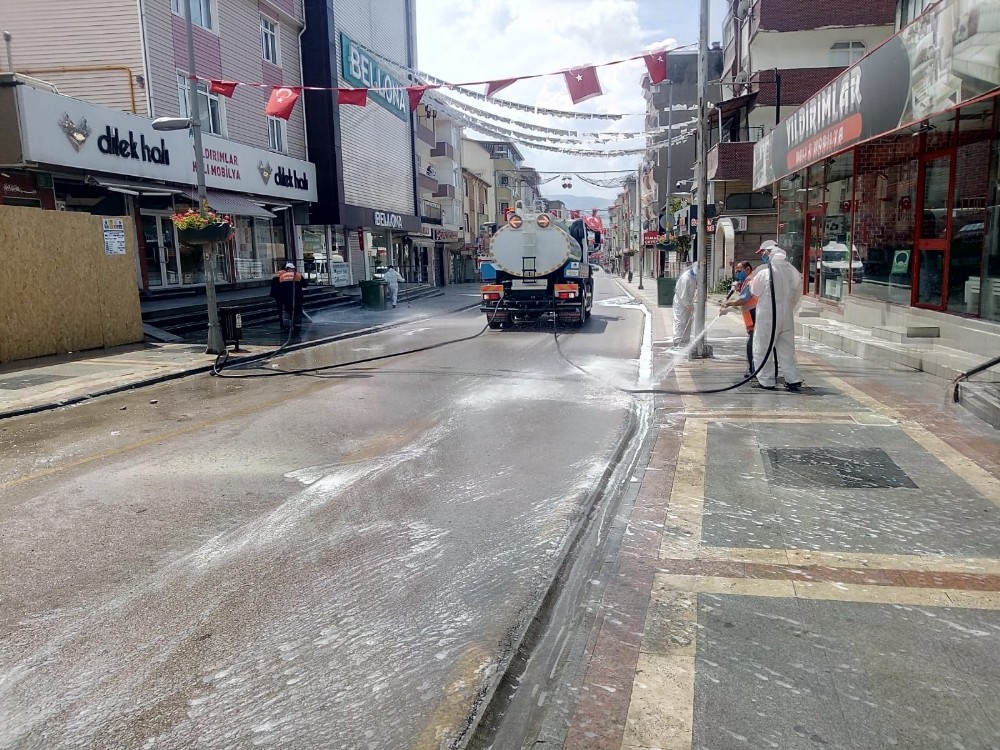 Körfez’de caddeler sabunlu suyla yıkandı 