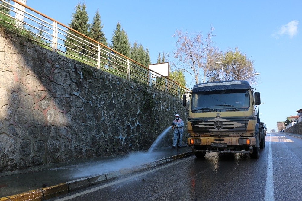 Körfez’de caddeler yıkanıyor 
