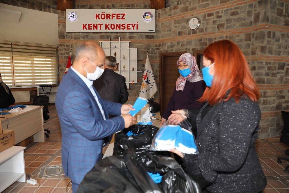 Körfez’de gönüllü eller 50 bin maske üretti 