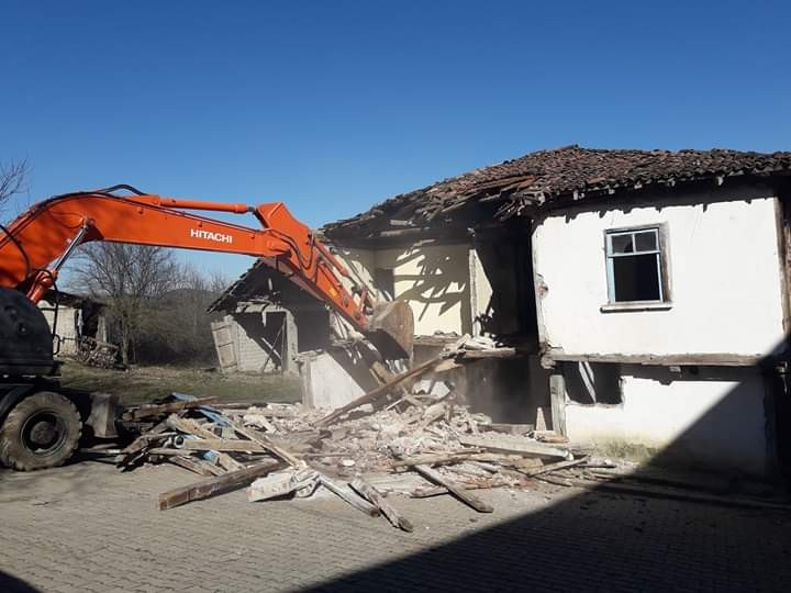 Körfez’de orta hasarlı 5 bina yıkıldı 