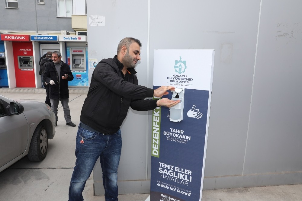 Körfez’de ortak kullanım alanlarına el dezenfektanları yerleştirildi 