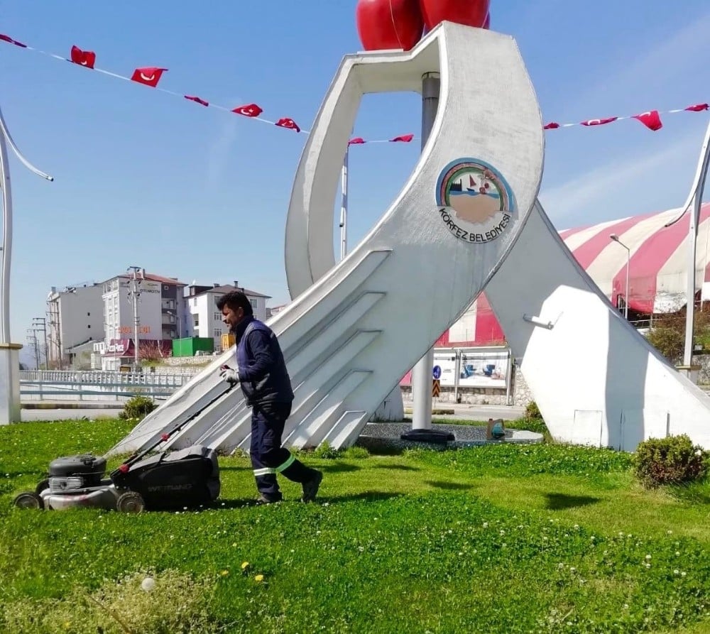 Körfez’de park ve bahçelere bahar bakımı yapılıyor 