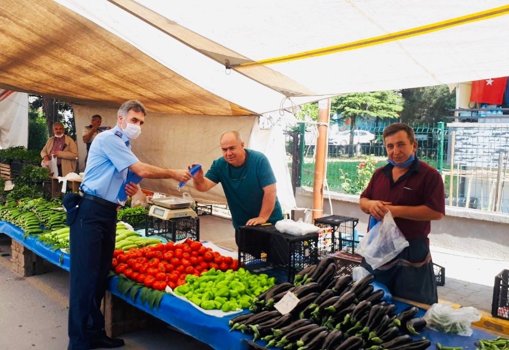 Körfez’de pazarcı esnafına ücretsiz maske 