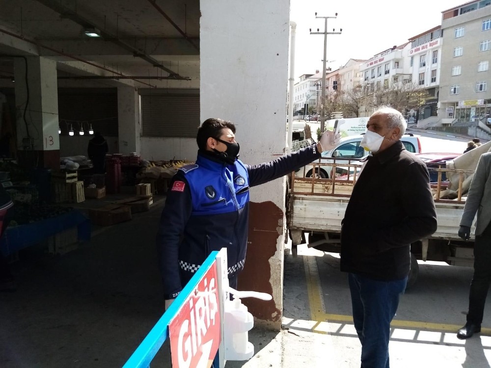 Körfez’de semt pazarları girişinde vatandaşların ateşlerini ölçüyor 