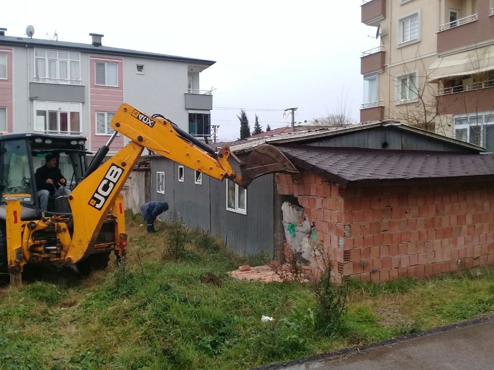 Körfez’de vatandaşların şikayet ettiği bina yıkıldı 