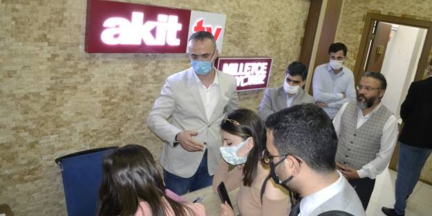 Koridora çıkıp Ekrem abisinden mi yoksa Kemal abisinden mi talimat aldı? Akit TV canlı yayınını kestirmek için gelmişler