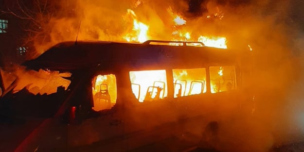 Korku dolu anlar! Alev alan yolcu minibüsünden son anda kurtuldular