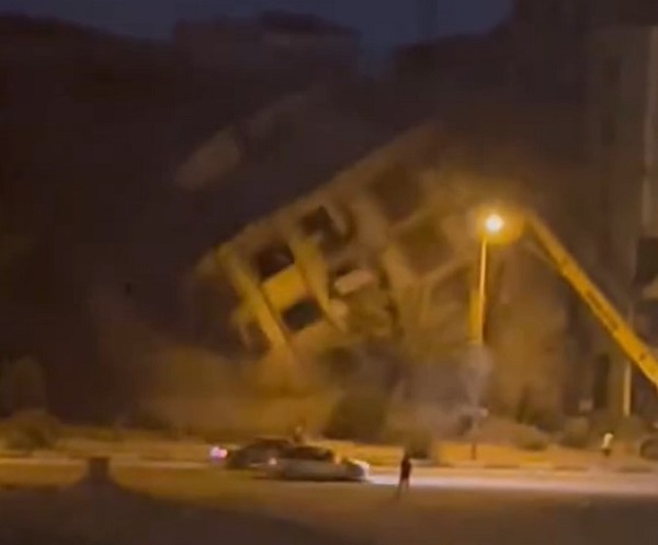 Korku dolu anlar! Araçlar vızır vızır geçiyordu