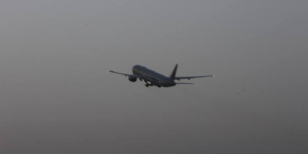 Korku dolu anlar! BAE'den havalanan uçak acil iniş yaptı