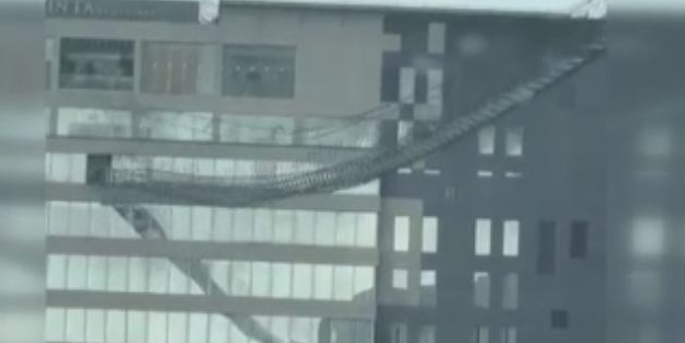 Korku dolu anlar! Cam köprü fırtınada beşik gibi sallandı