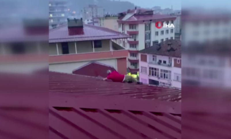 Korku dolu anlar! Çatıdan düşerken oluklara tutundu