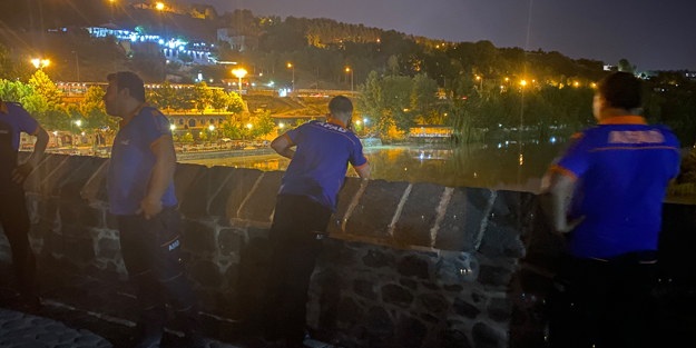 Korku dolu anlar! Dengesini kaybeden genç tarihi köprüden nehre düştü