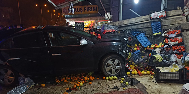 Korku dolu anlar! Direksiyon hakimiyetini kaybeden sürücü markete daldı