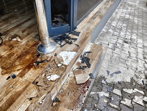 Korku dolu anlar! Dükkana otomobille daldı