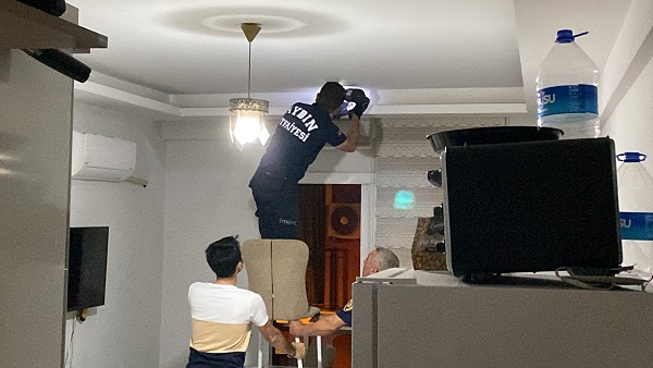 Korku dolu anlar! Eve yarasa girdi