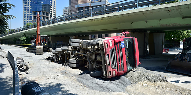 Korku dolu anlar! İstanbul'da yol çöktü, ekipler sevk edildi