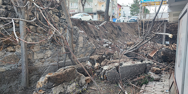 Korku dolu anlar! İstinat duvarı gürültüyle bir anda çöktü