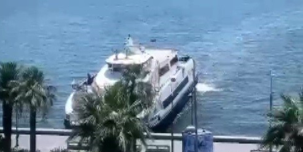 Korku dolu anlar! İzmir'de yolcu gemisi kaldırıma çıktı