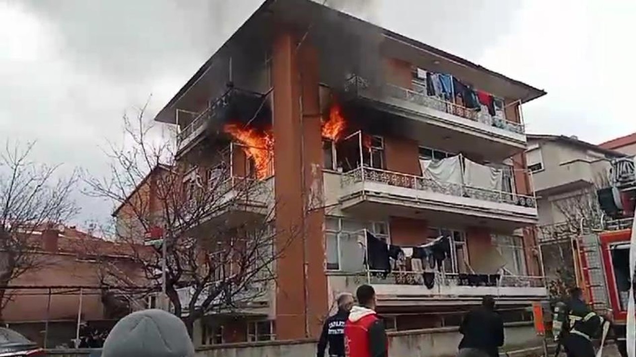 Korku dolu anlar kamerada! 4 katlı bina güpedündüz alevlere teslim oldu
