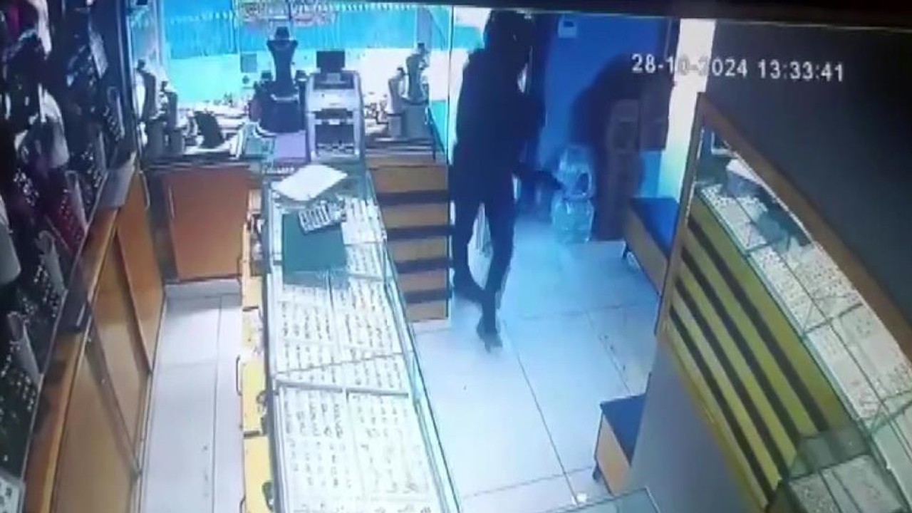 Korku dolu anlar kamerada! Önce kuyumcuyu kurşunladı sonra altınları çaldı