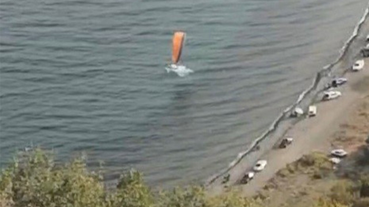 Korku dolu anlar kamerada! Paraşütçü denize çakıldı