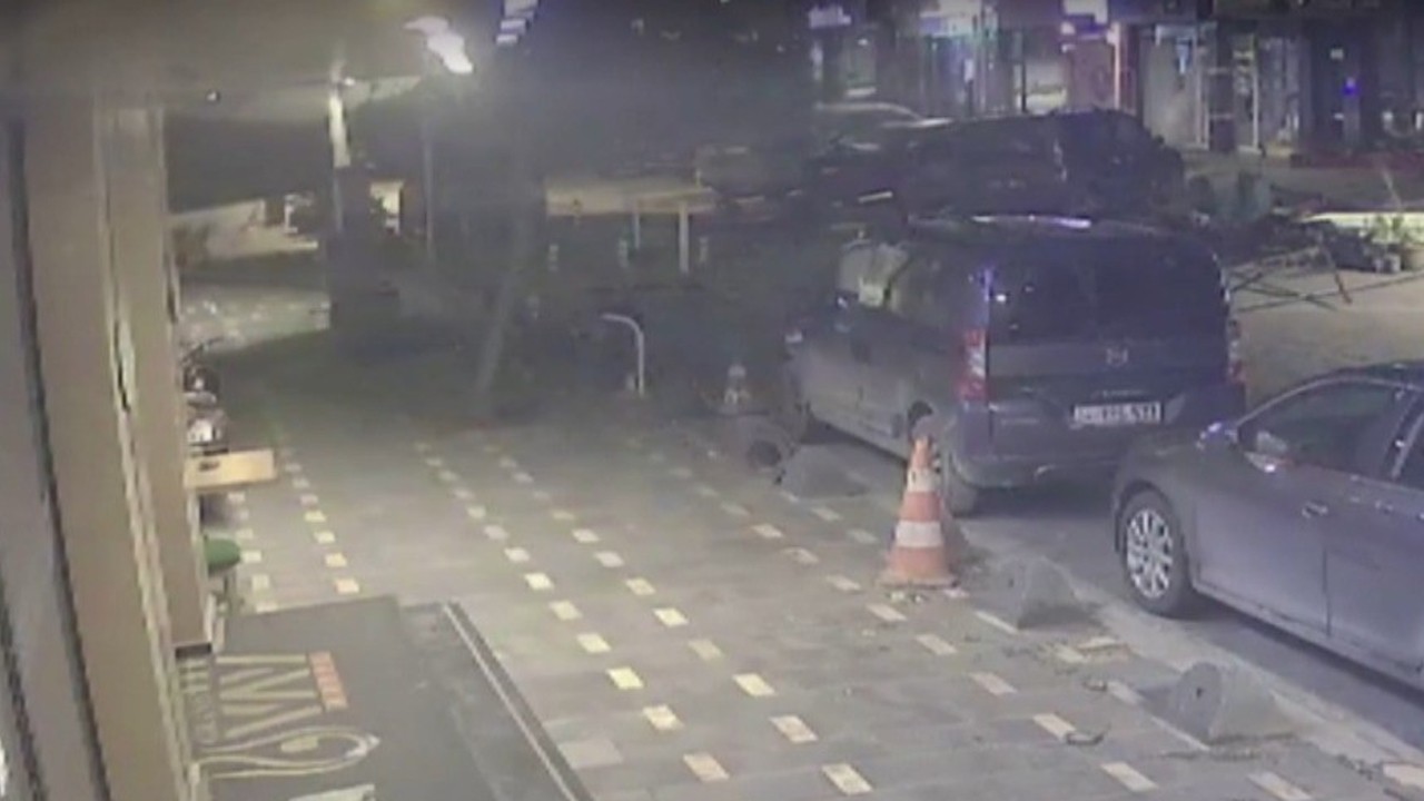 Korku dolu anlar kamerada! Rüzgardan uçan çatı bir kişinin üzerine bakın nasıl düştü