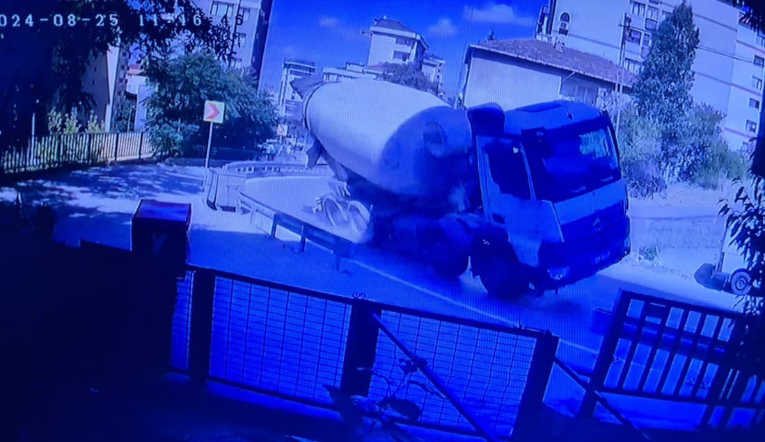 Korku dolu anlar kamerada! Virajı alamayan beton mikseri yan yattı