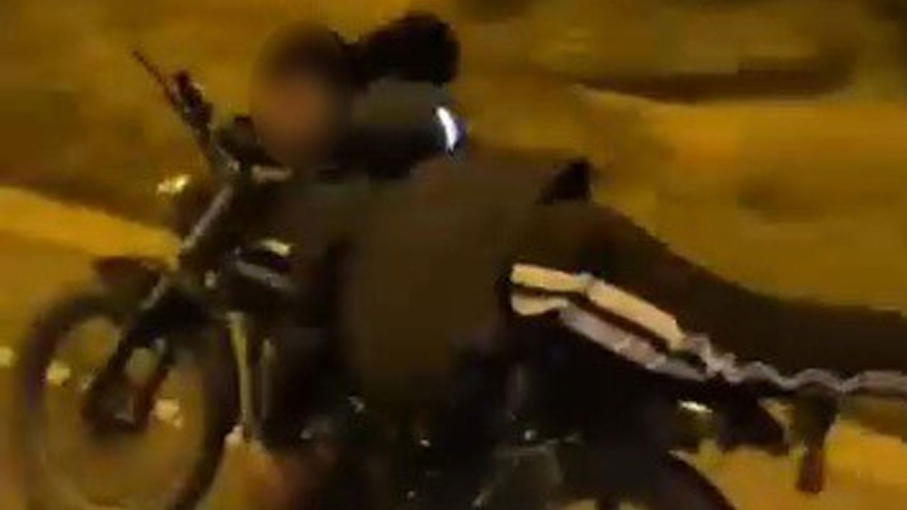 Korku dolu anlar kamerada! Yüzüstü yatarak motosiklet kullandı