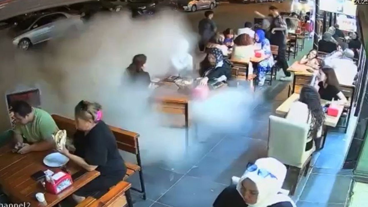 Korku dolu anlar! Kamyon lastiği patladı, müşteriler ayağa kalktı