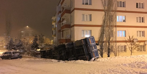 Korku dolu anlar! Karda kayan kamyon apartmanın bahçesine devrildi