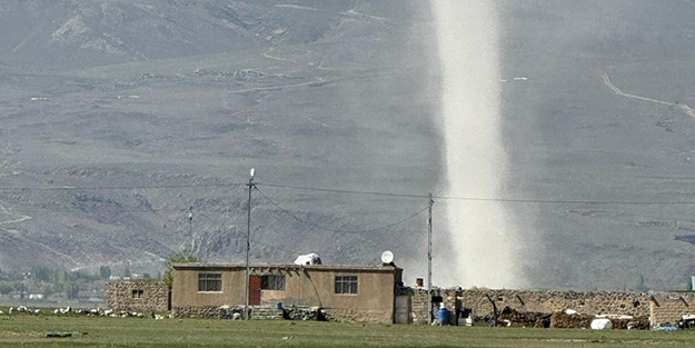 Korku dolu anlar! Metrelerce yükseklikteki hortum kameraya böyle yansıdı