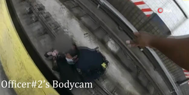 Korku dolu anlar! Metroda fenalaşan kadın raylara düştü