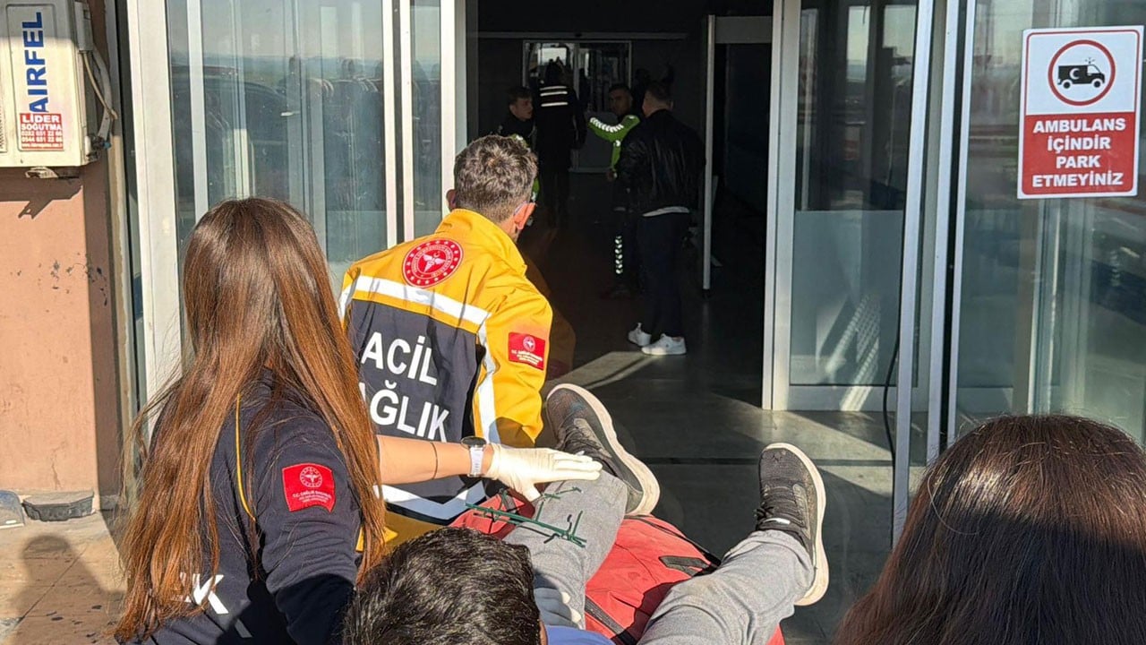 Korku dolu anlar! Öğrencinin bacağına demir saplandı