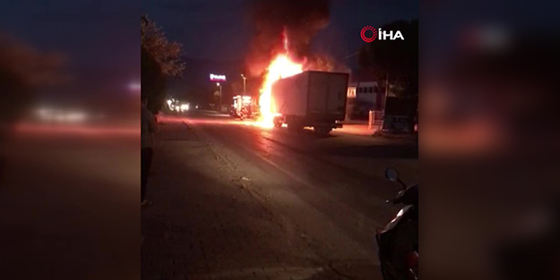 Korku dolu anlar! Seyir halindeki tır yandı, sürücü son anda kurtuldu