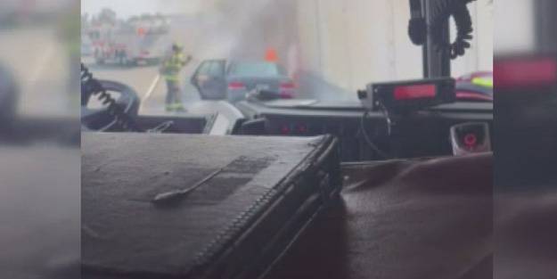 Korku dolu anlar! Yanan aracın içindeki baygın sürücüyü kurtarma anı kamerada