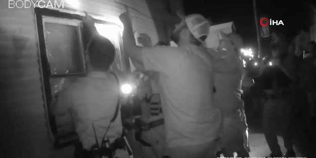 Korku dolu anlar! Yangında mahsur kalan aile camdan atladı, polisler havada yakaladı