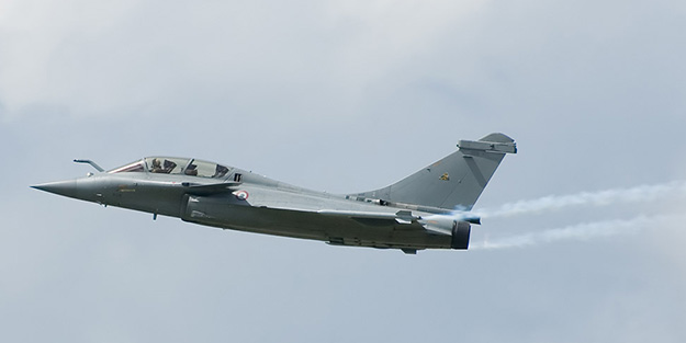  Korku dolu anlar yaşandı! Rafale savaş jetleri her yeri kararttı