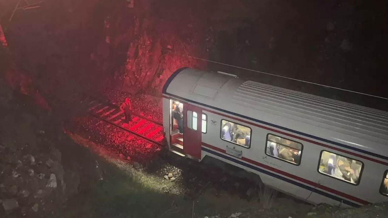 Korku dolu anlar! Yolcu treni kayaya çarpıp raydan çıktı