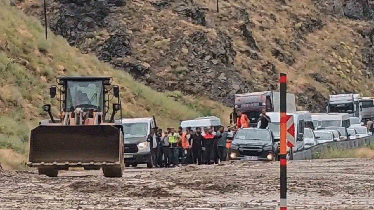 Korku dolu anlar! Yüksekova-Van yolunda araçlar mahsur kaldı