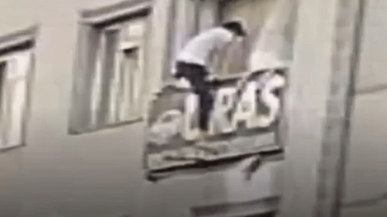 Korkudan balkondan atlamaya çalıştı! O anlar kameraya yansıdı