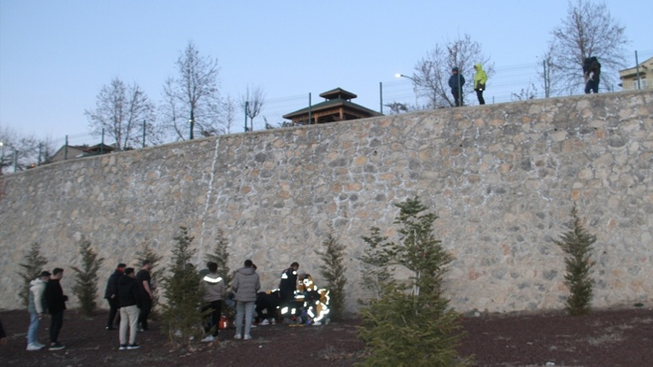 Korkuluk kırıldı, iki kişi aşağı uçtu!