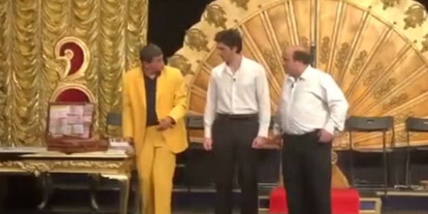 Korkuluk Müjdat Gezen’den skandal oyun! ‘Abi bu ne ayak? Siyasi ayak oğlum’