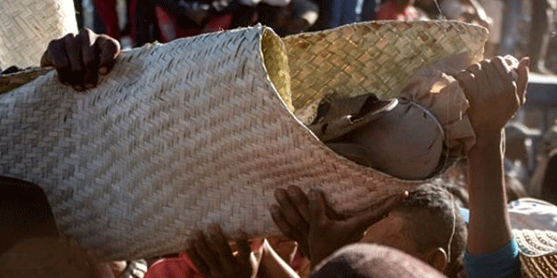 Korkunç gelenek! Mezardan çıkardıkları ölülerle bakın ne yapıyorlar