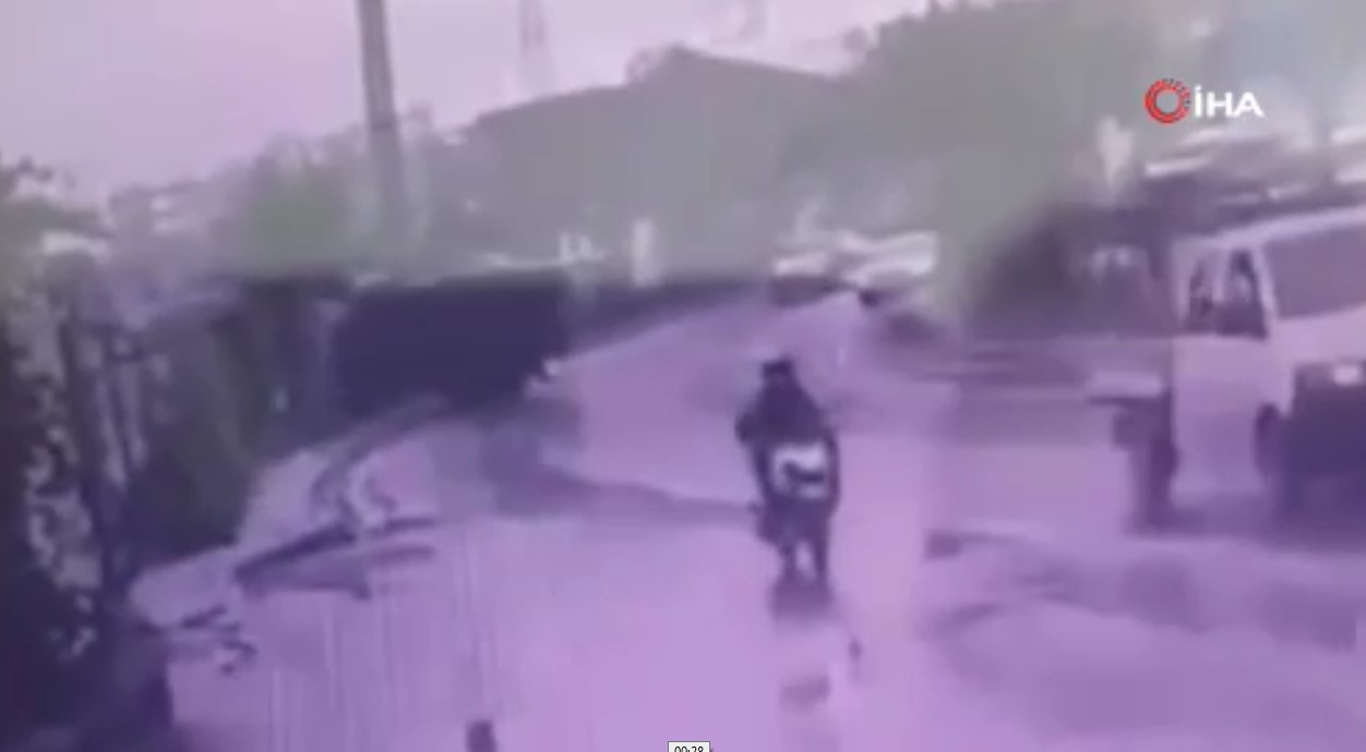 Korkunç görüntü kamerada! Kamyonet site bahçesine uçtu