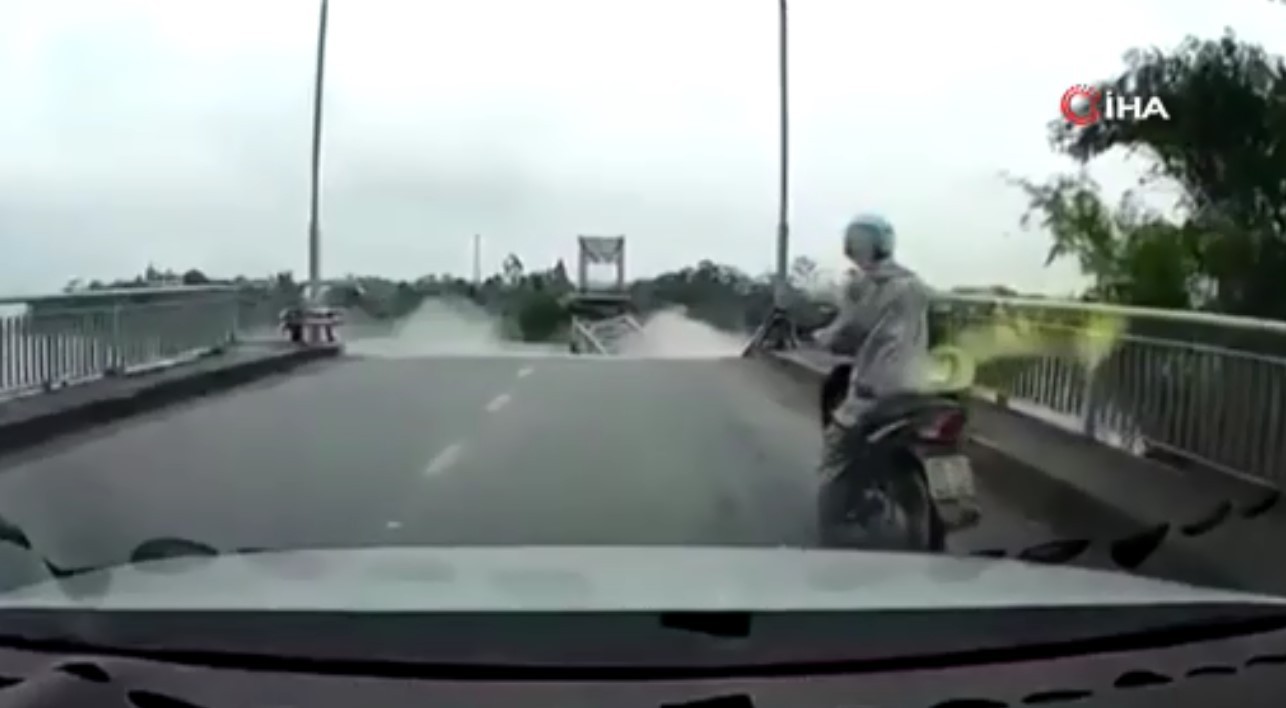 Korkunç görüntü kamerada! Yagi Tayfunu köprüyü çökertti