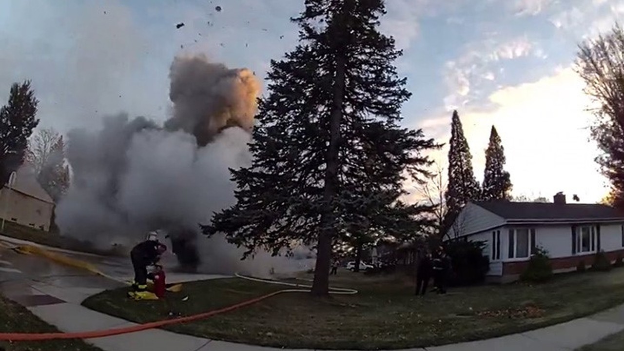 Korkunç görüntüler kamerada! Çöp kamyonu bomba gibi patladı